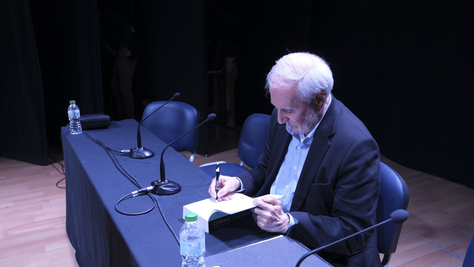 Imágenes del Diario de los Libros, con el escritor Álvaro Espina. Almería.