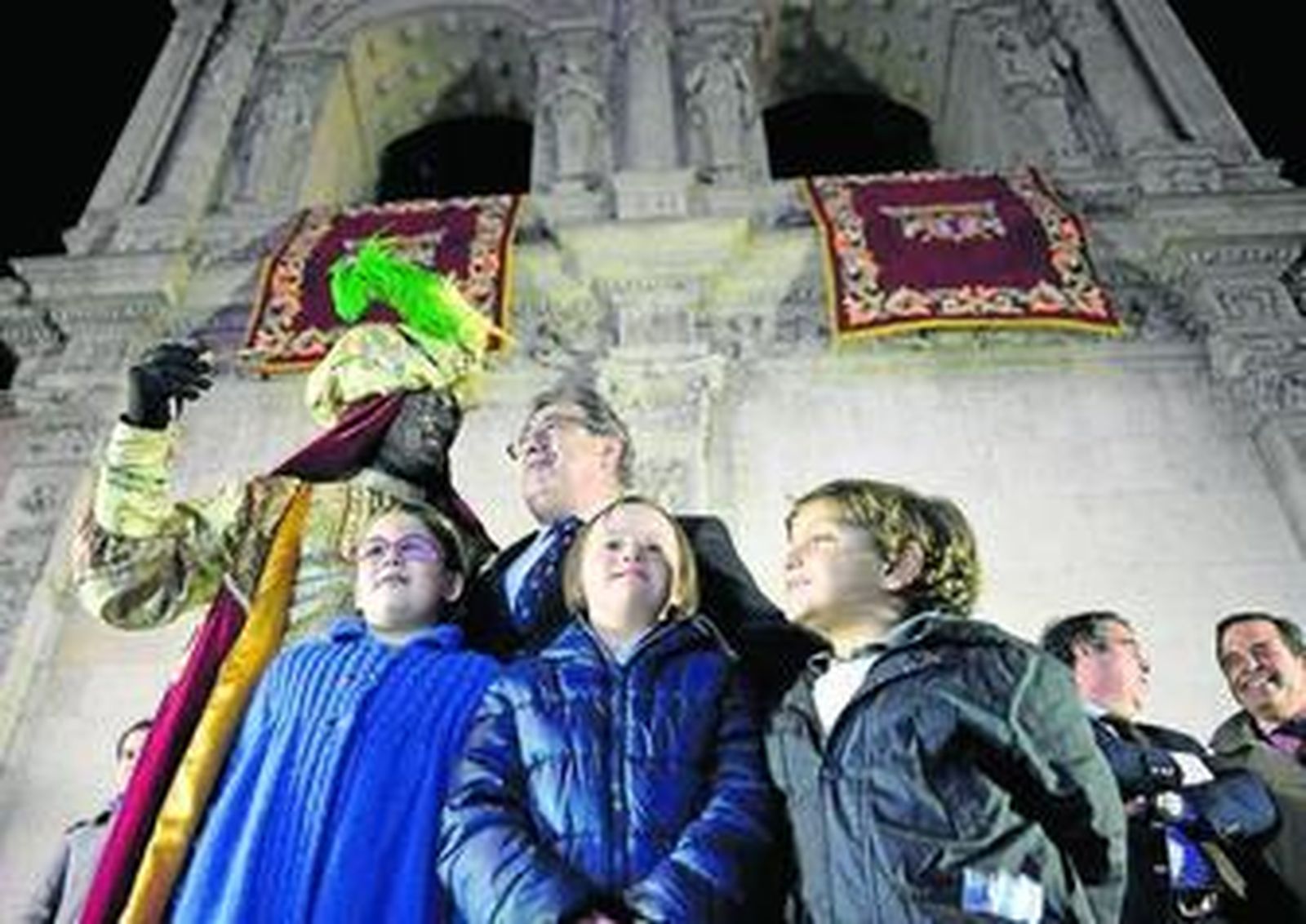 El Heraldo, con las llaves de Sevilla ya en mano, posa con el alcalde y con unos niños ante el Arquillo.