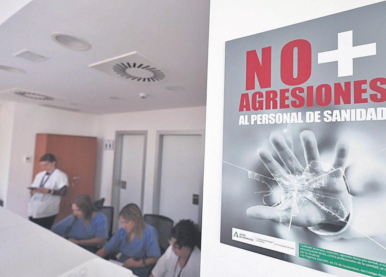 Un cartel contra las agresiones en un centro sanitario.