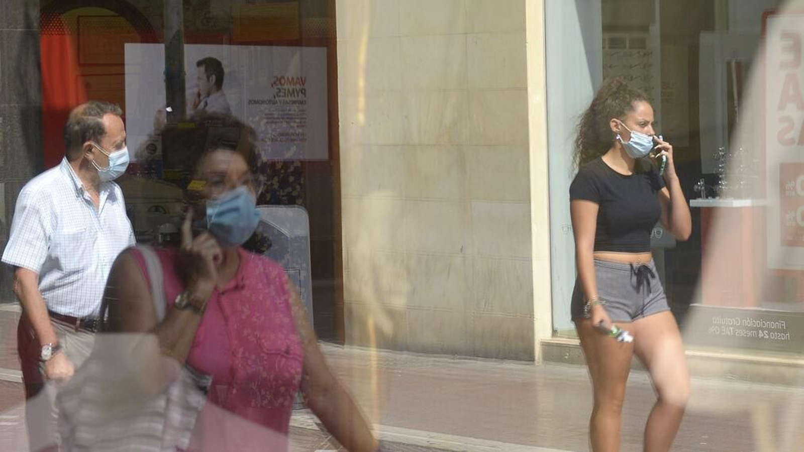 Varias personas caminan por la calle en La Línea.