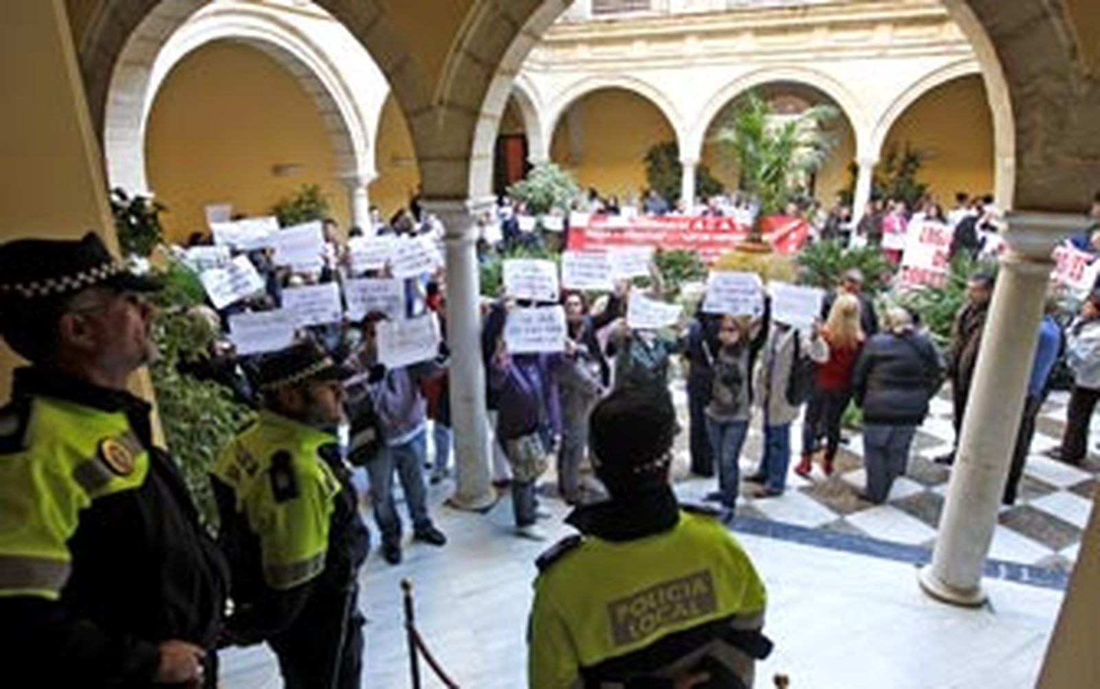 Las empleadas de Acasa ocupan el patio del Ayuntamiento