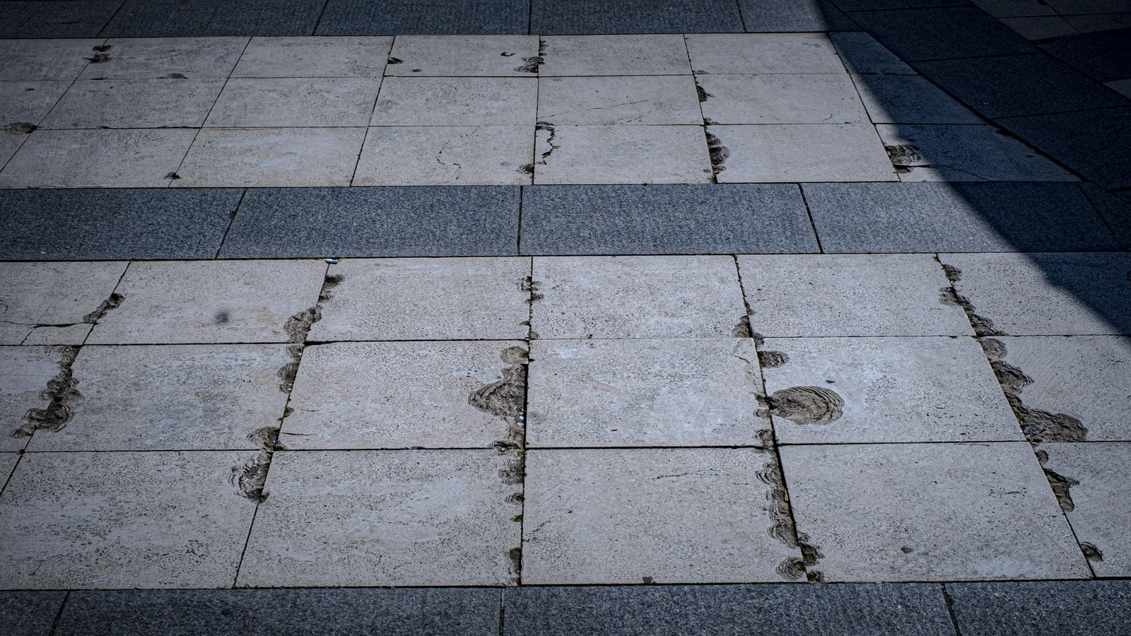 Firme ya en mal estado, a pesar de que se instaló hace apenas cinco años.