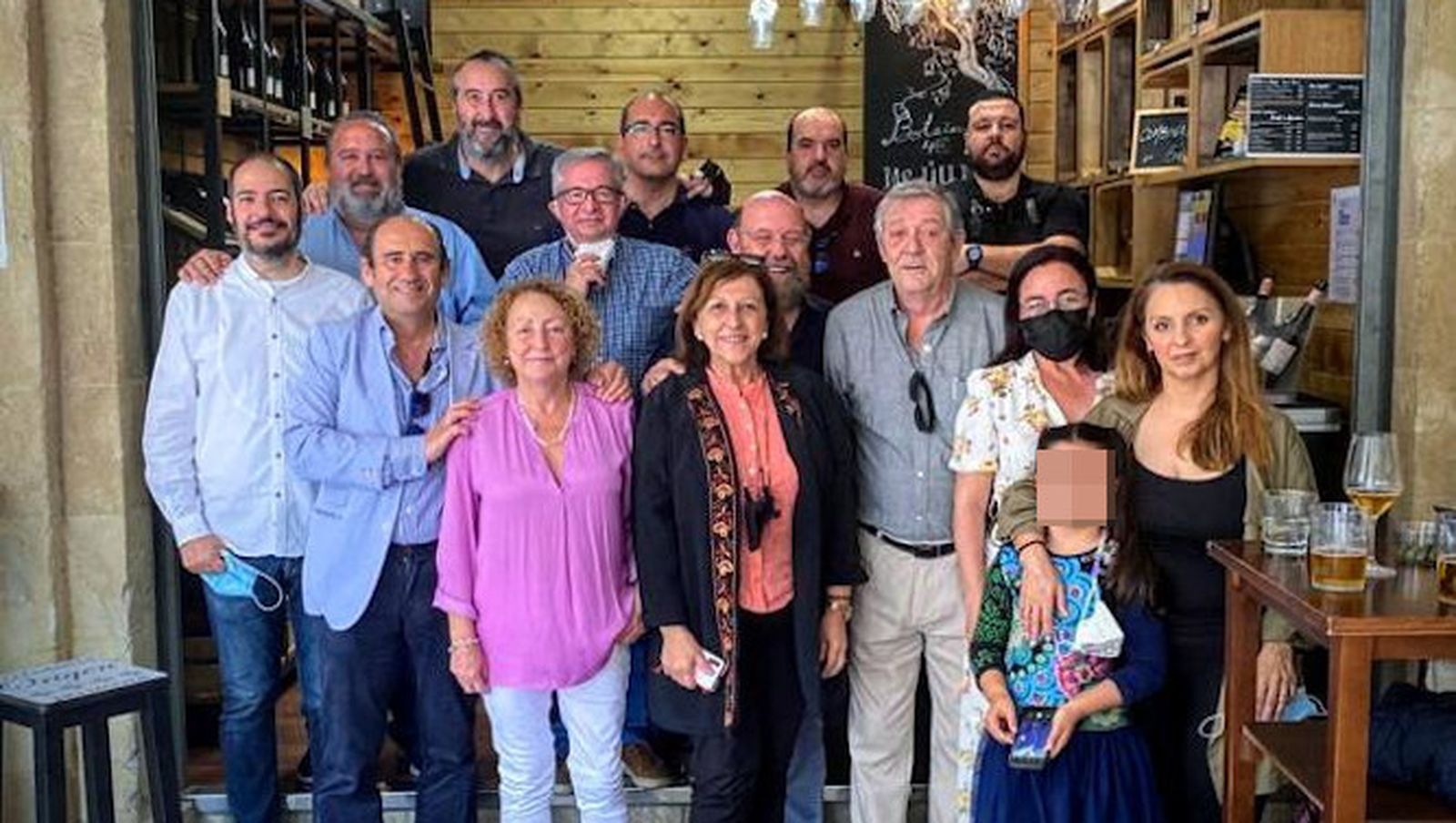 El homenajeado José María Ramos con Antonio Álvarez del Pino, Manolo Garrido, Manolo Bernal, Juanma Canseco, Lourdes Acevedo, Juan Gajete, Ignacio Soto, María del Carmen Bonilla, Juan Antonio García, Adolfo Vigo, Agustín Bonilla, Carmen Almendro, Eva Benítez y Paula Vigo.