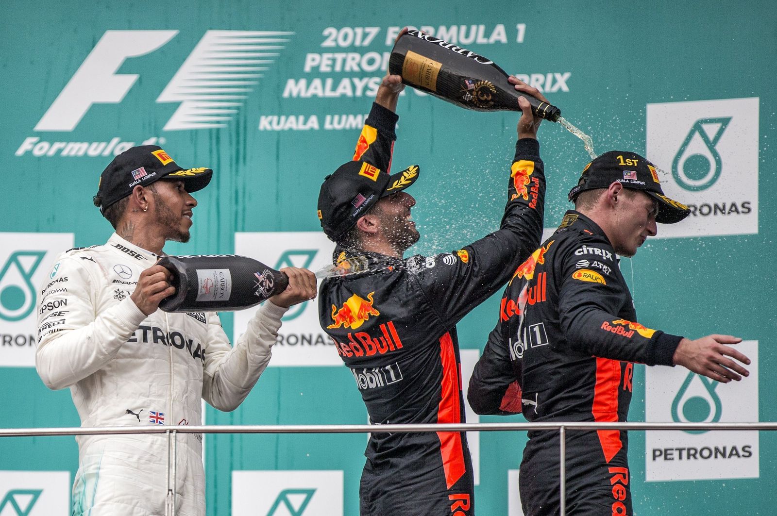 Lewis Hamilton, Daniel Ricciardo y Max Verstappen, en el podio del Gran Premio de Malasia.