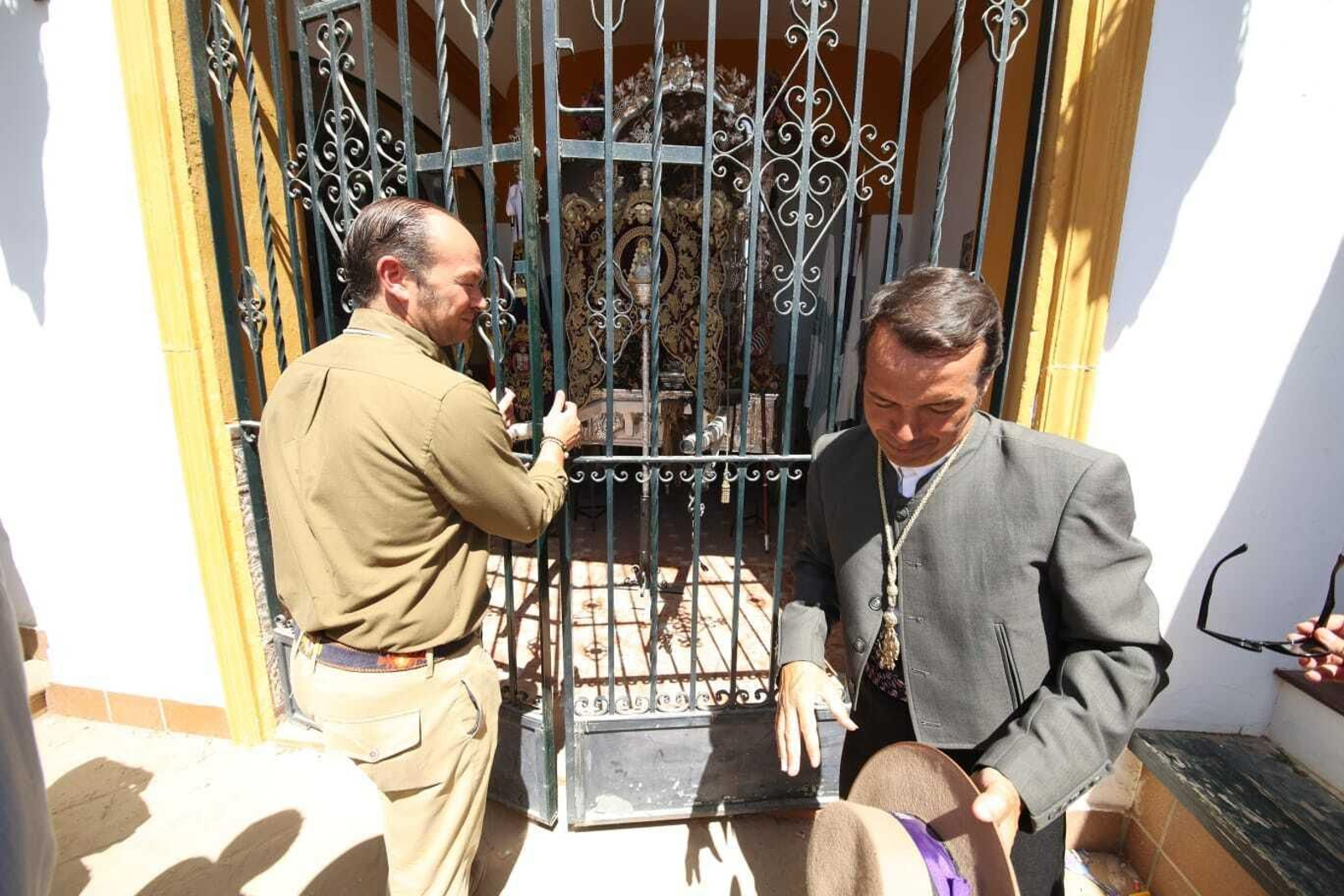 El Simpecado de Jerez a los pies de la Virgen del Rocío