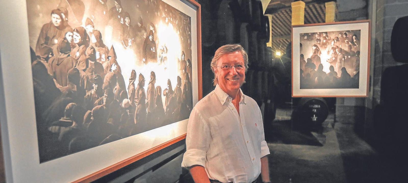 El fotógrafo madrileño Pío Cabanillas junto a dos de las fotografías de la exposición ‘Antigua’, inaugurada este jueves 3 de septiembre en Bodegas Tradición. El fotógrafo madrileño Pío Cabanillas junto a dos de las fotografías de la exposición ‘Antigua’, inaugurada este jueves 3 de septiembre en Bodegas Tradición.