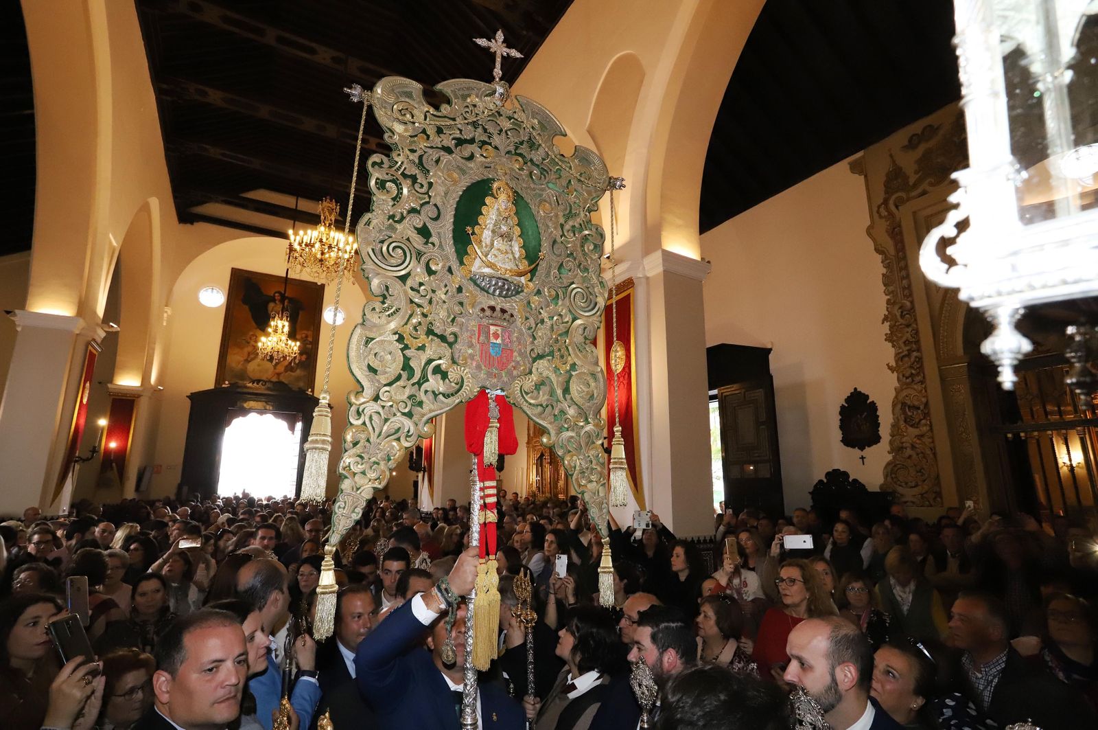 Imágenes de la misa de la Hermandad del Rocío de Huelva ante la Virgen del Rocío