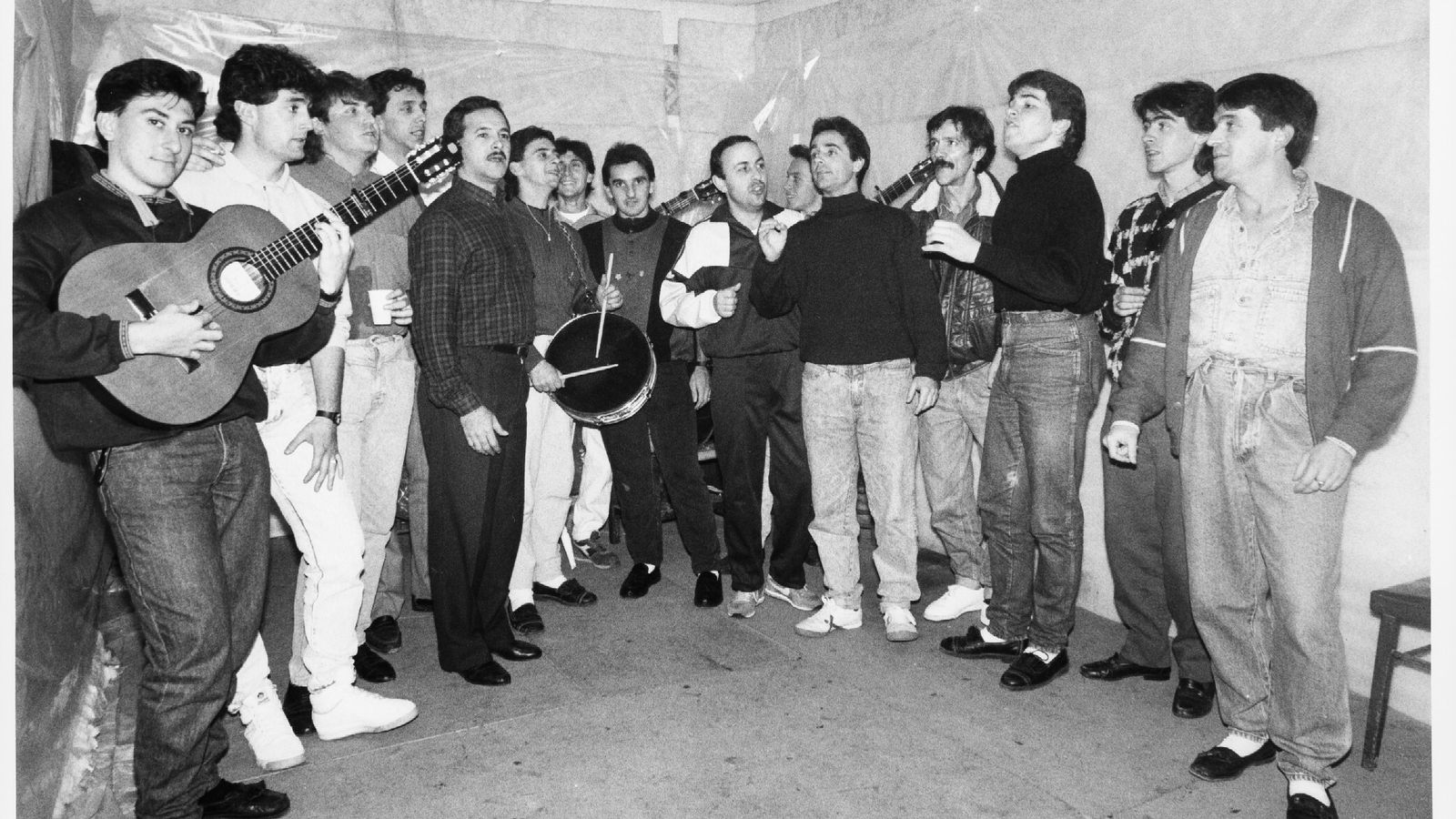 La comparsa 'Sonri-sillas' en su local de ensayo.