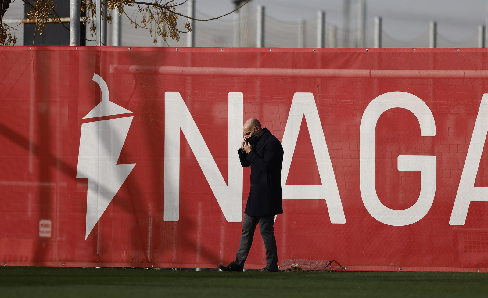Monchi hace gestiones desde la banda en un entrenamiento.