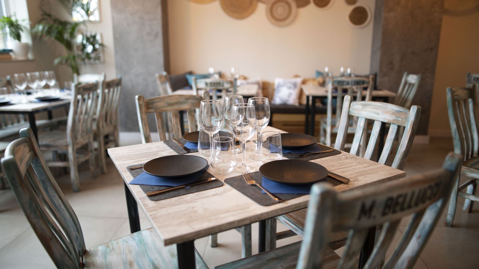 El restaurante está ambientando con un verdadero toque italiano y con artículos del país de la bota. Destacan las sillas personalizadas en cada mesa.