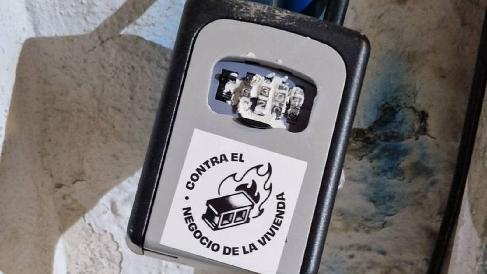 Detalle de uno de los cajetines vandalizados.