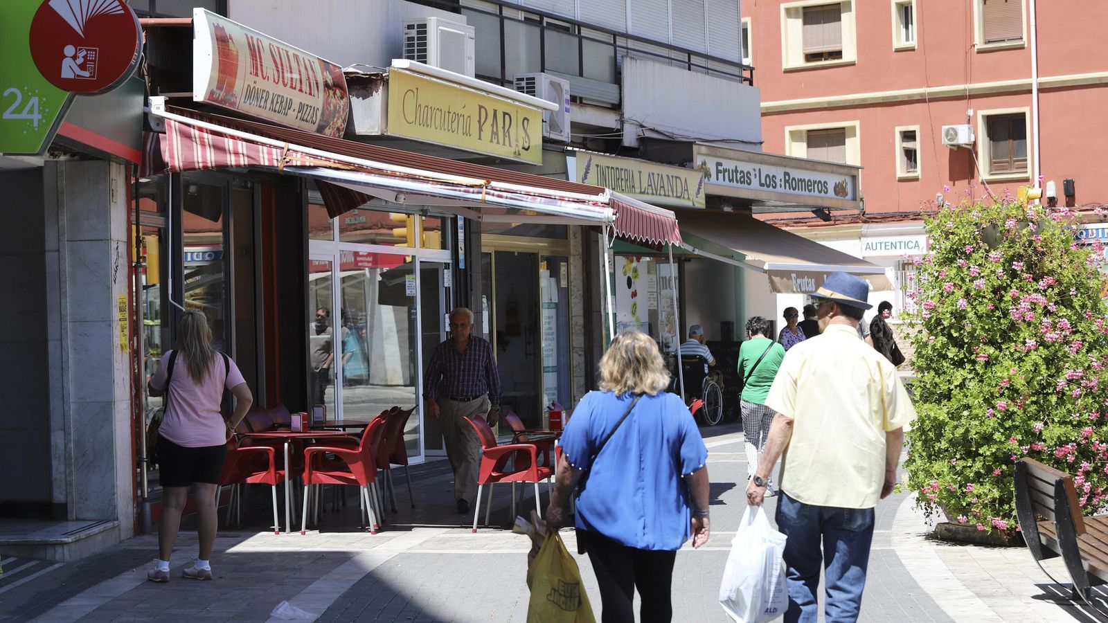 Actividad comercial en la plaza Cruz del Humilladero.