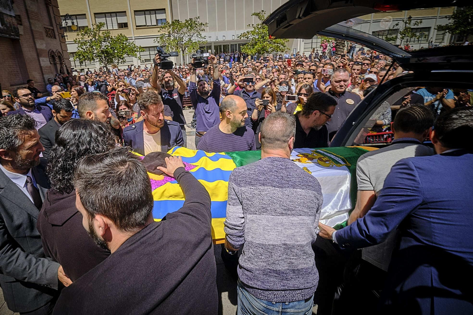 Dolor en la despedida del eterno Capitán Veneno en el Falla.
