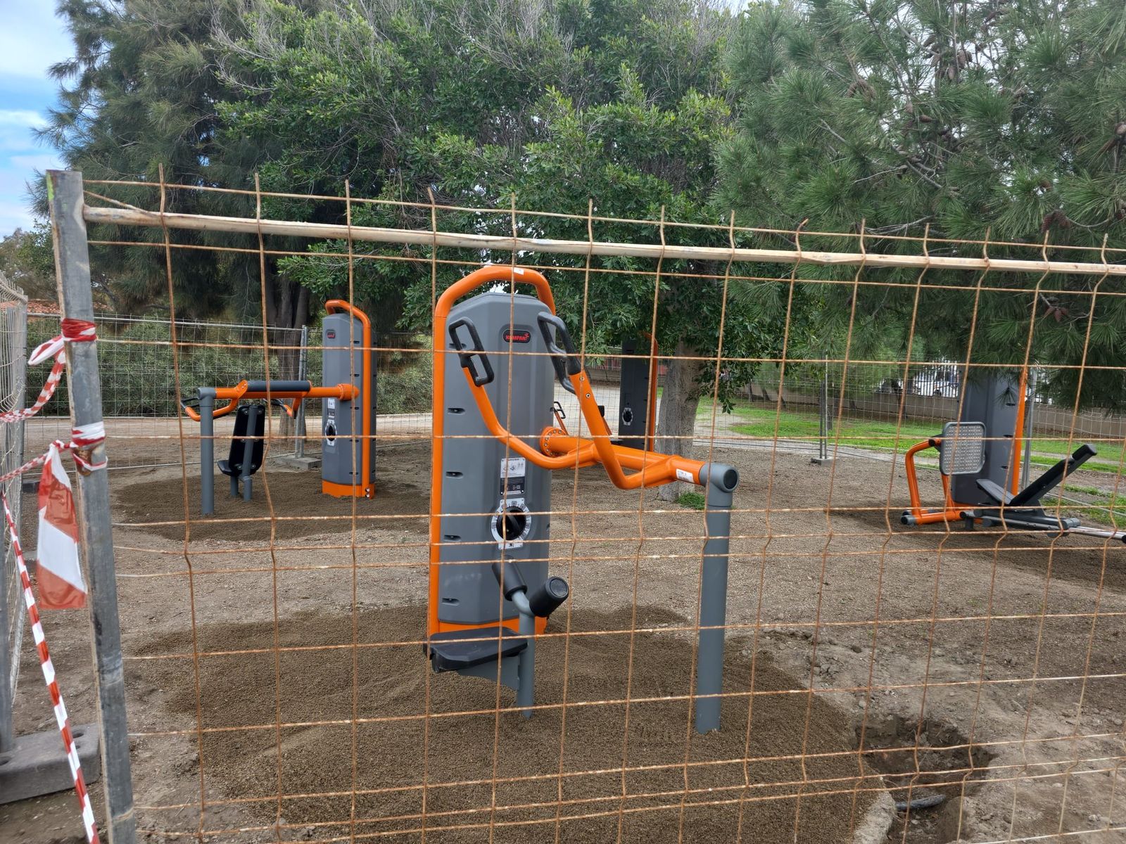 Los aparatos instalados en el parque del Andarax para la práctica de deporte al aire libre.