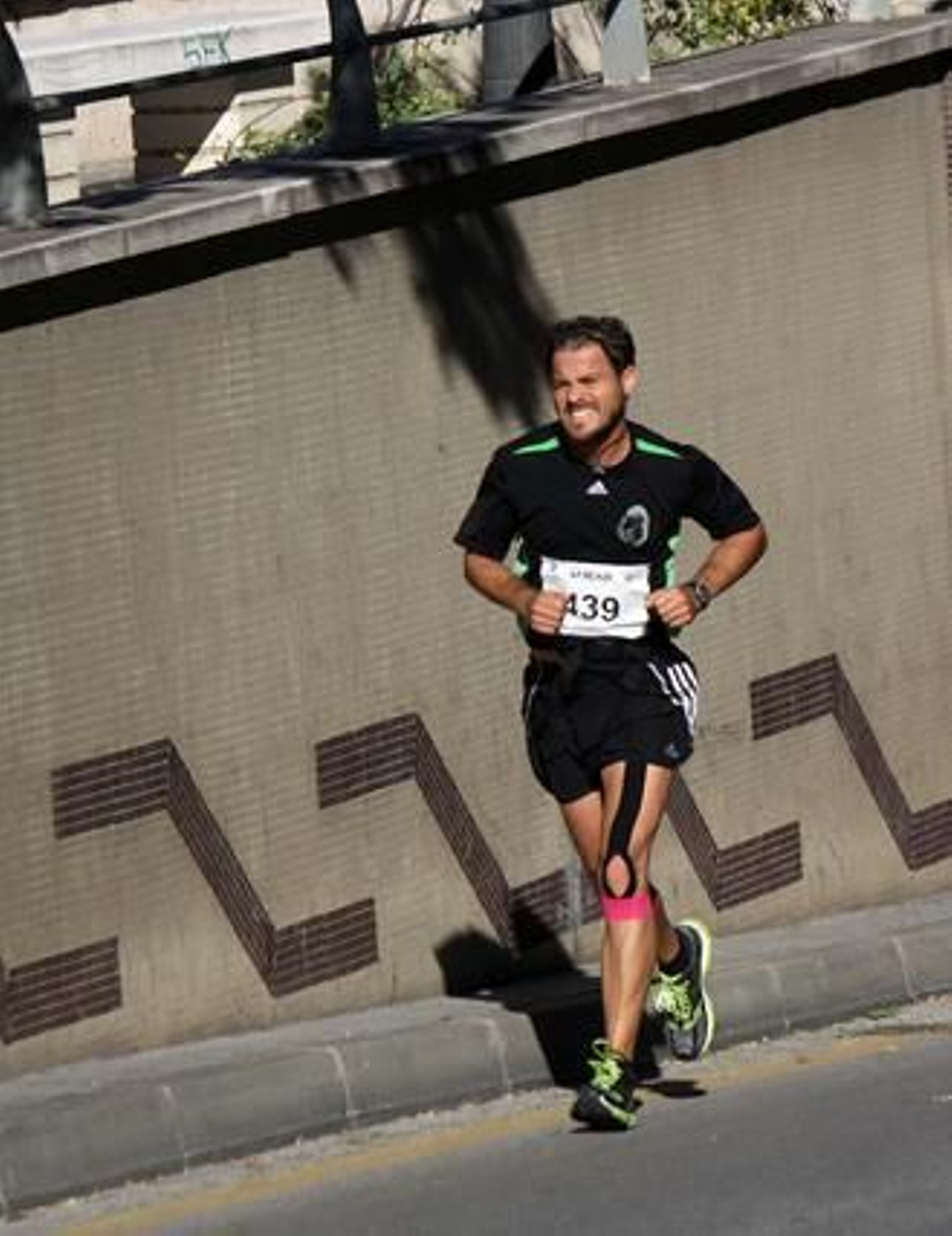 El buen tiempo ha acompañado a los 722 atletas inscritos en la prueba, aunque el fuerte viento de poniente ha dificultado el recorrido de vuelta y ha impedido que se registraran mejores marcas. 

Foto: Migue Fernandez