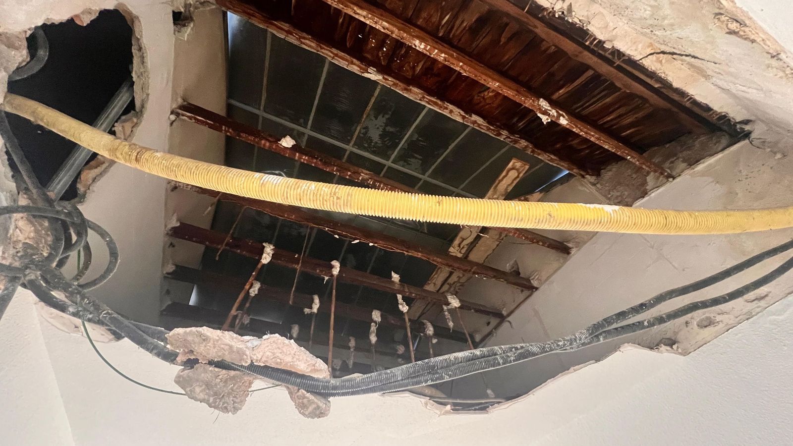 Estado del falso techo tras el desprendimiento.