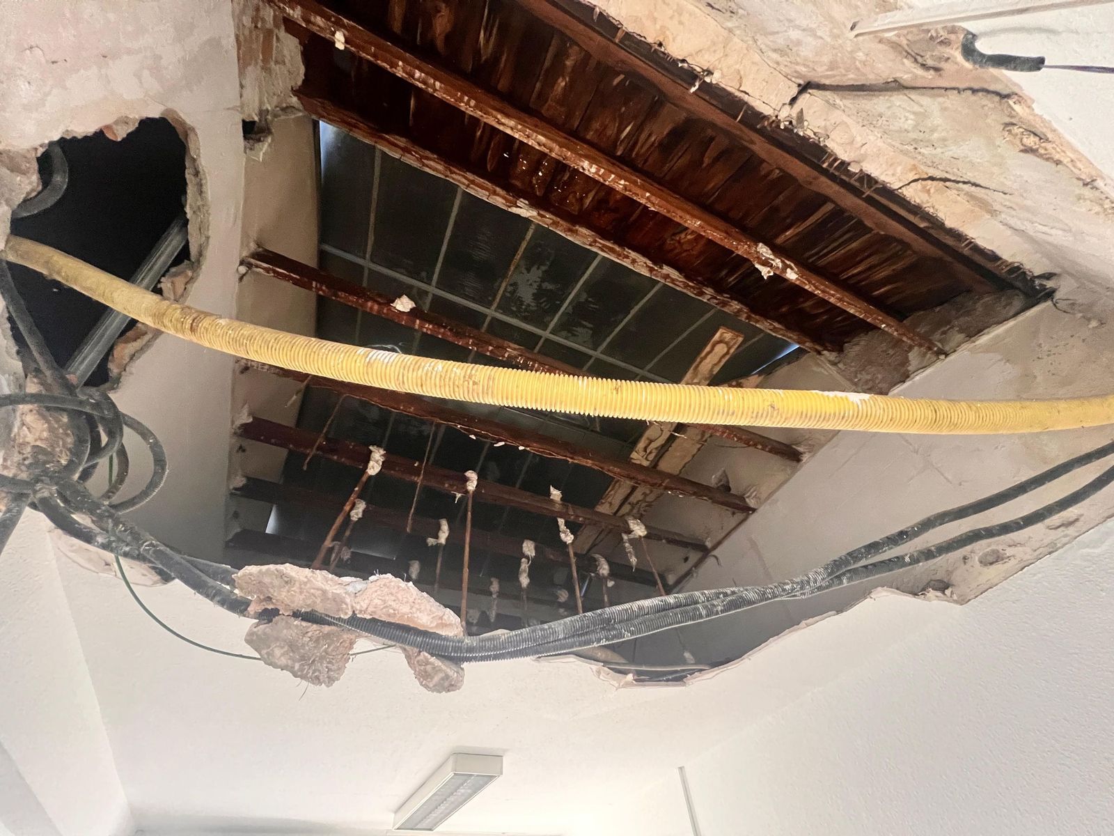 Estado del falso techo en las dependencias de CSIF.