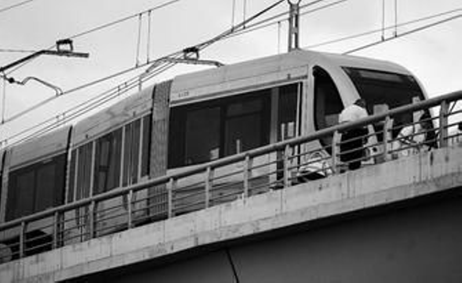 Un grupo de operarios trabaja en las maniobras de encarrilamiento encima del viaducto que conecta la Pablo de Olavide con Condequinto.