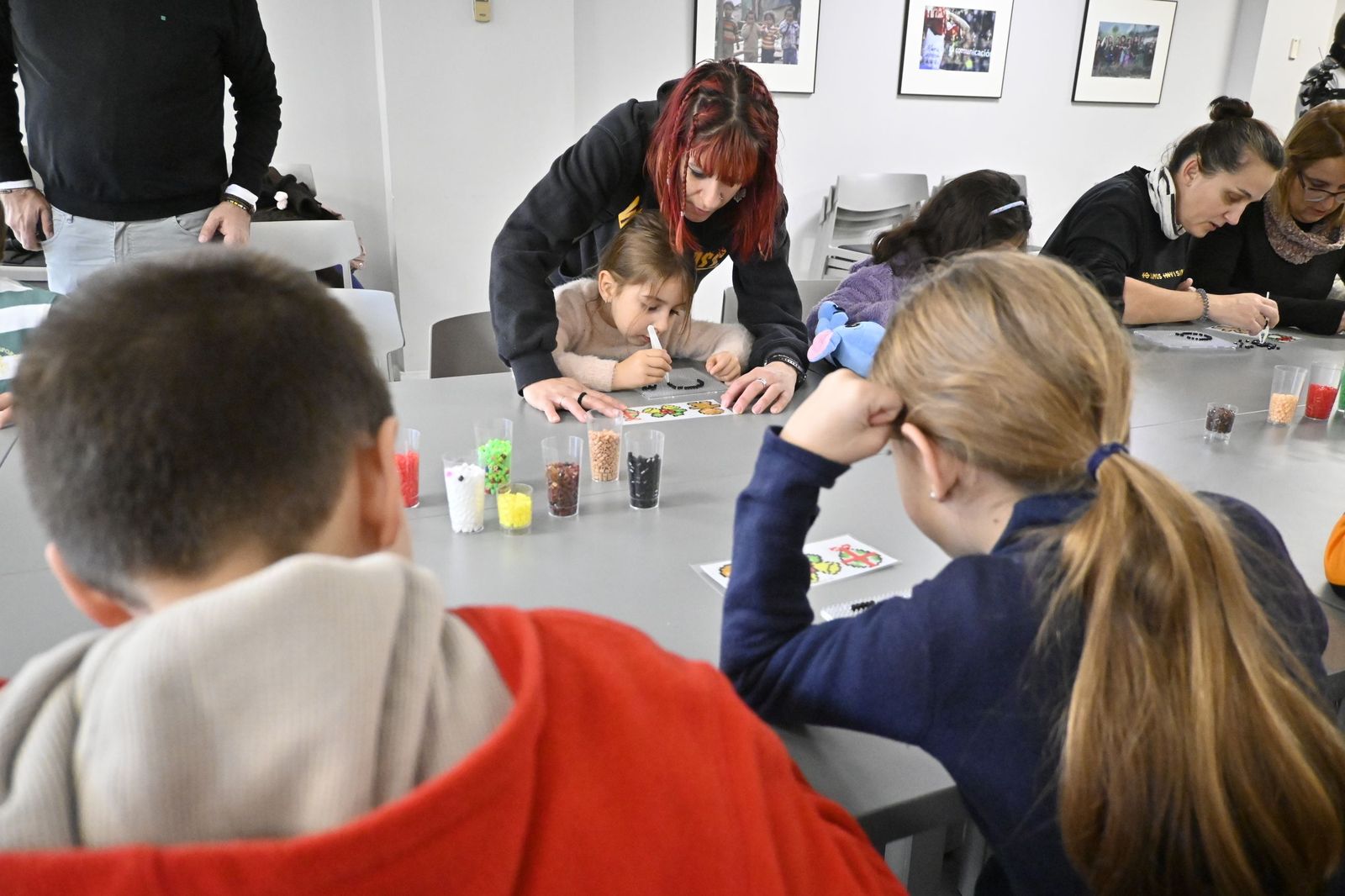 Las fotografías el taller que ofrece la Fundación Cajasol más espectáculo variado con Triky Trake