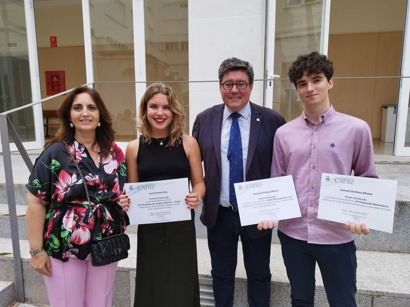 Lucía Prieto y Samuel Orellana, con la secretaria del instituto Isabel Suárez y su director, José Ángel Aparicio.