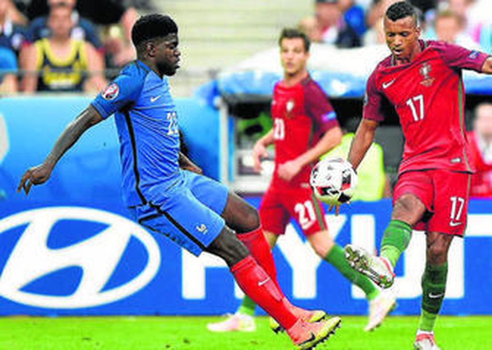 Umtiti, con la selección francesa, junto al luso Nani en la final de la Eurocopa ante Portugal.