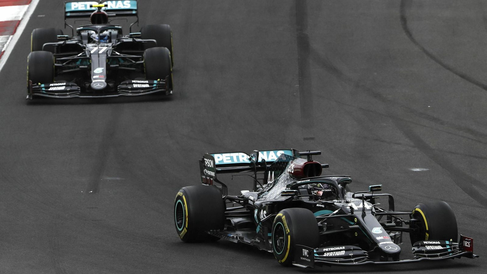 Lewis Hamilton liderando la prueba por delante de su compañero Valtteri Bottas.