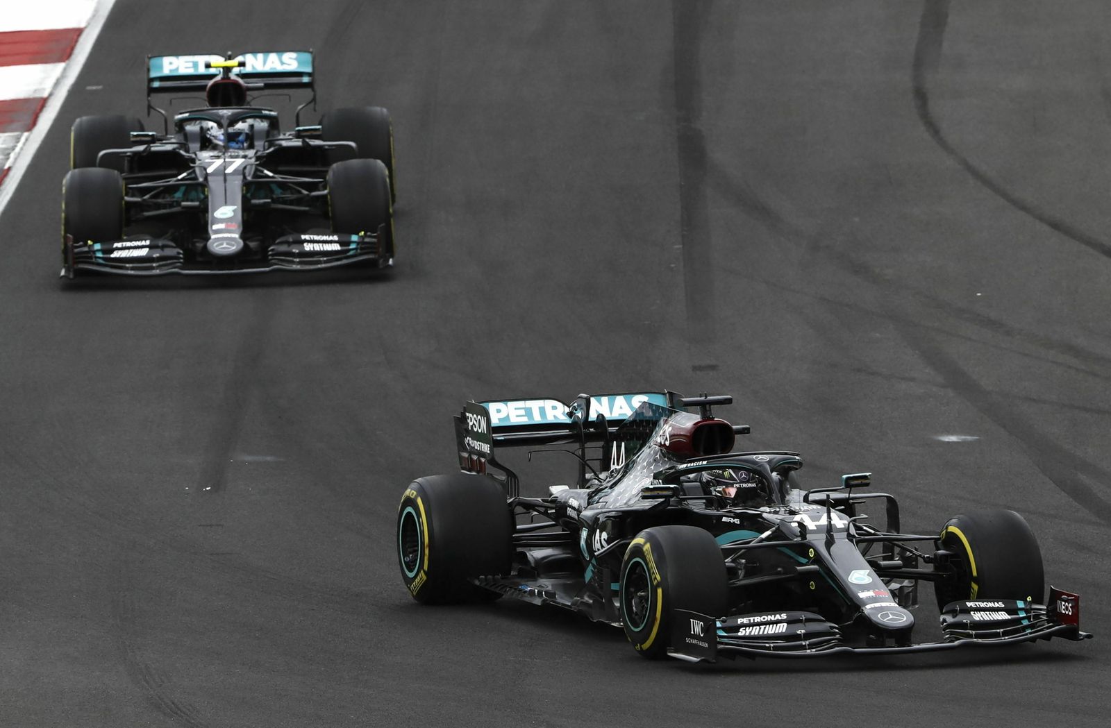 Lewis Hamilton liderando la prueba por delante de su compañero Valtteri Bottas.