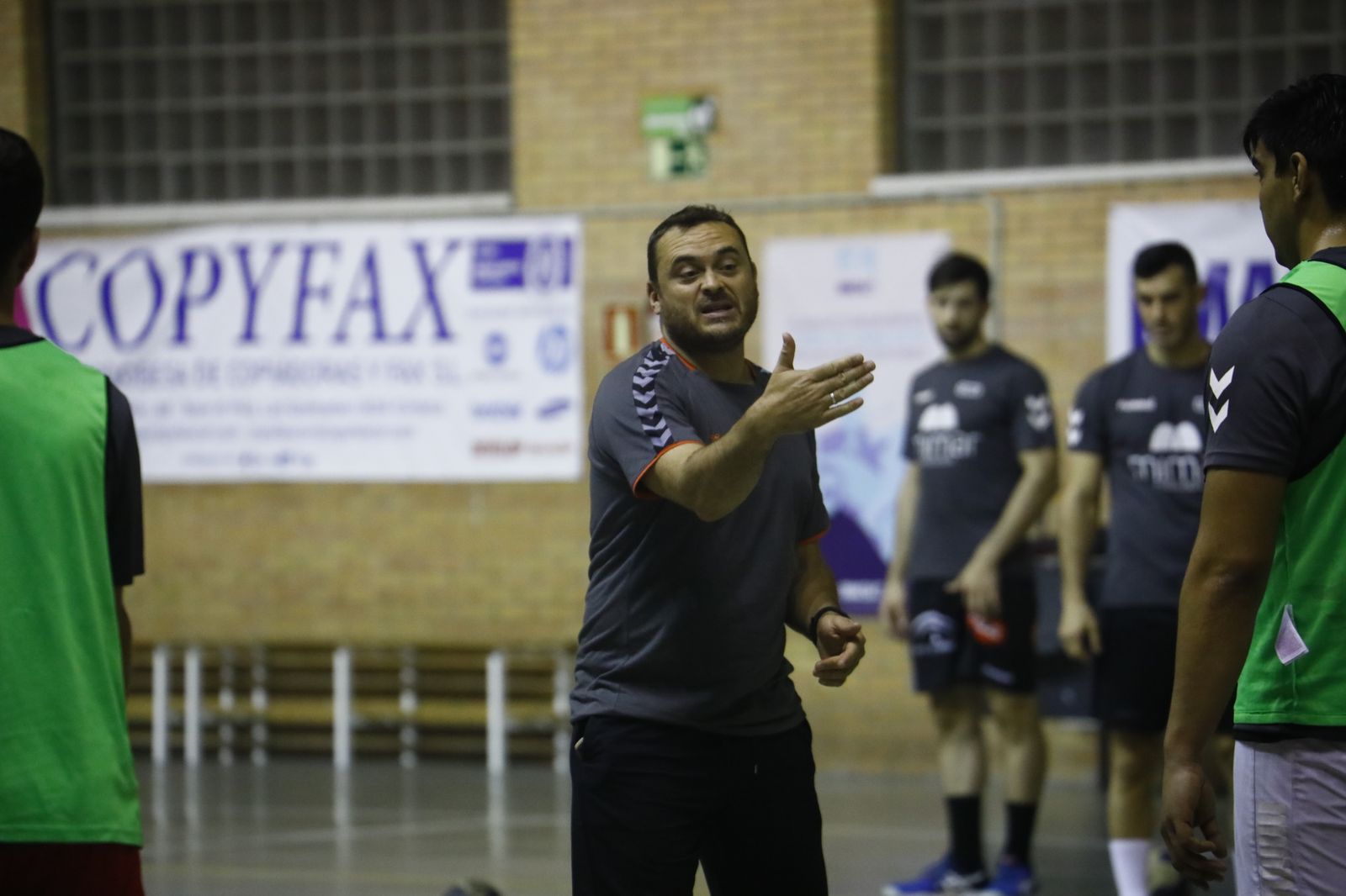 Jesús Escribano da órdenes durante un entrenamiento.