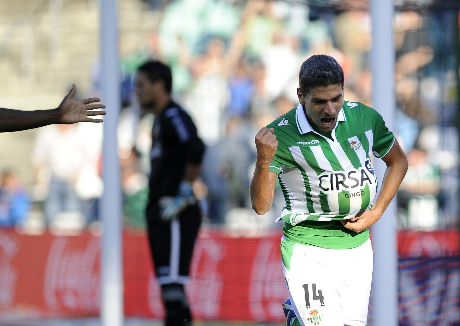 Salva Sevilla celebra un gol en el Benito Villamarín al Valencia.