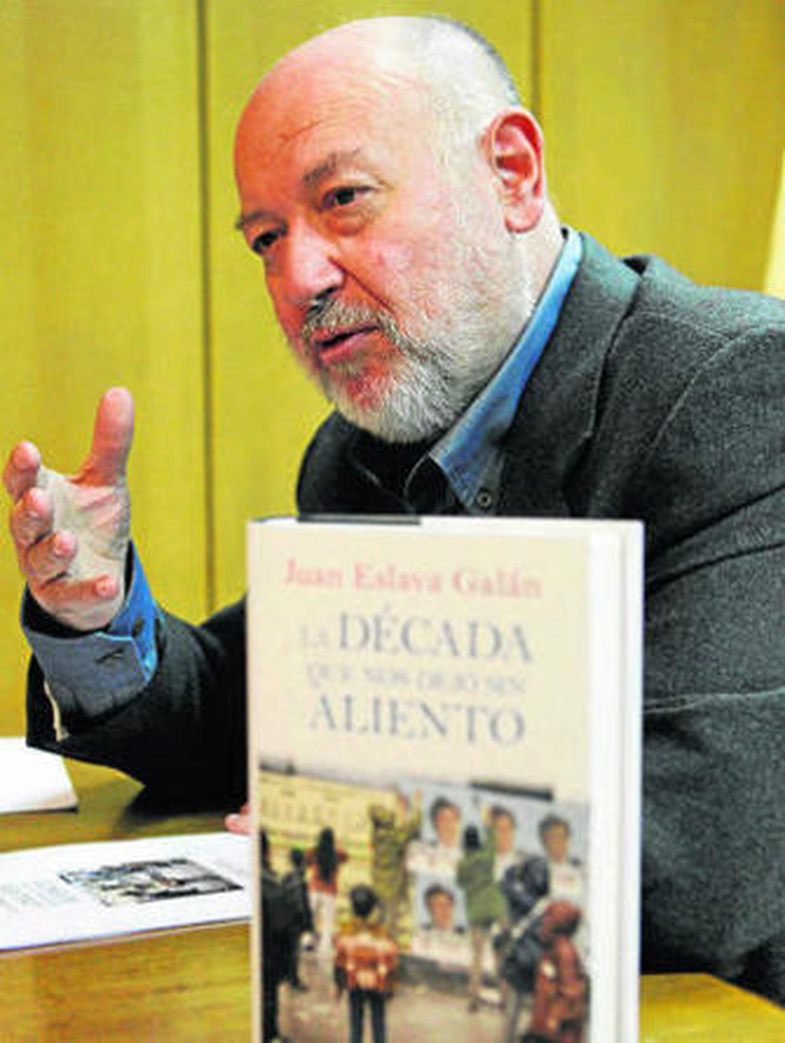 El escritor Juan Eslava Galán, con su nueva obra.