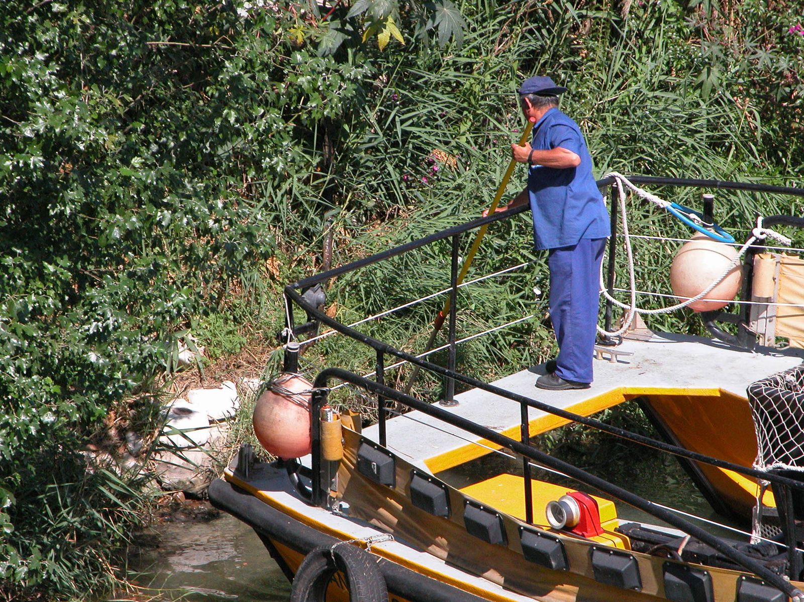 Un operario del catamarán que tenía Lipasam para limpiar la dársena