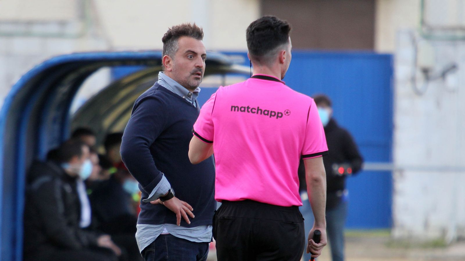 Joaquín Poveda mira sorprendido a un asistente durante el partido en La Juventud.