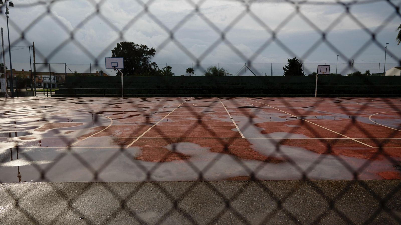 Las pistas deportivas del colegio, que se inundaroin a finales de octubre. Las pistas deportivas del colegio, que se inundaroin a finales de octubre.