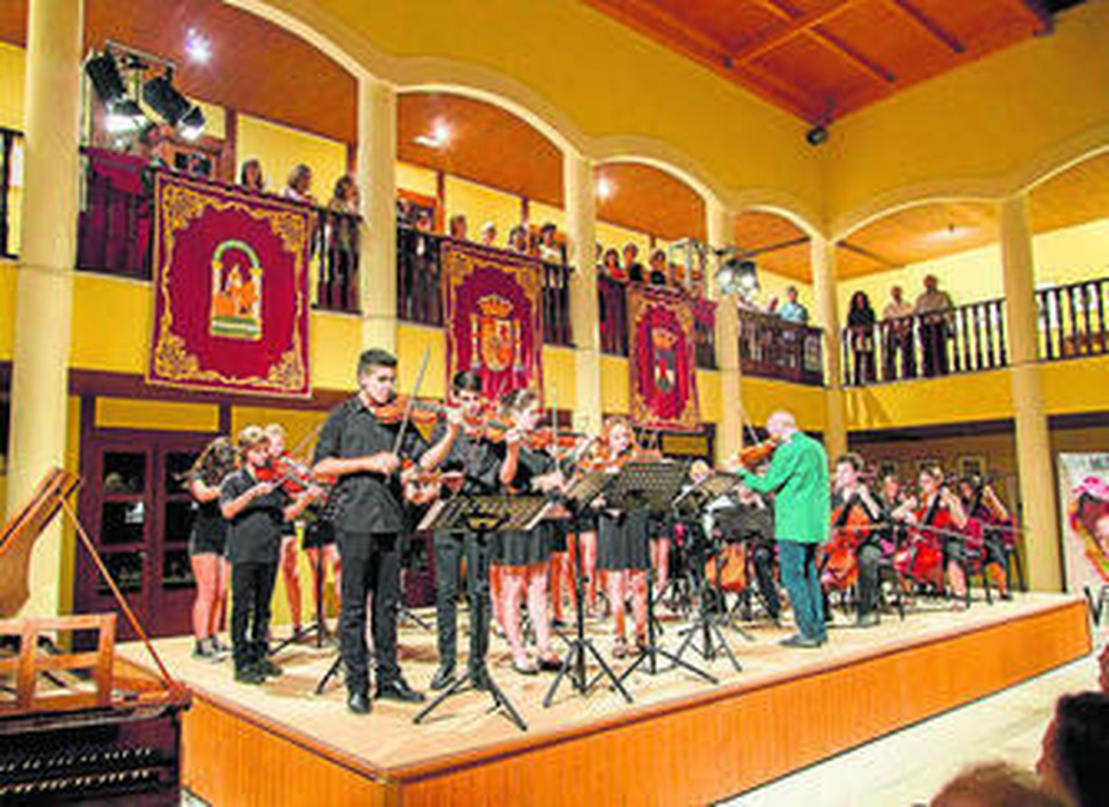 Emilio Moreno dirigiendo a sus alumnos de violín y al coro.