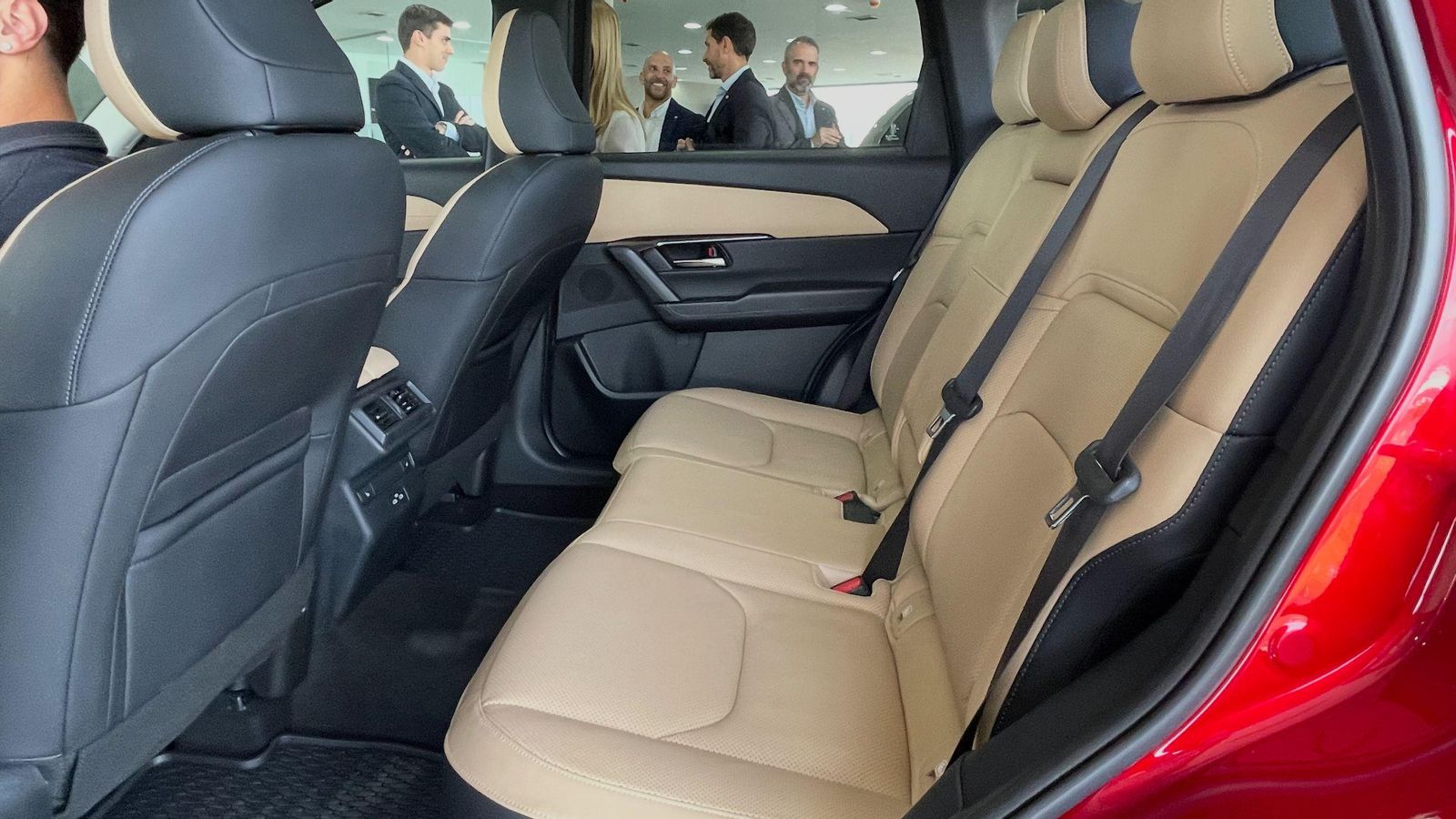 Por espacio longitudinal trasero, el CX-5 se sitúa entre los mejores SUV del segmento D, en el que se encuadra con sus 4,69 m de largo de carrocería.