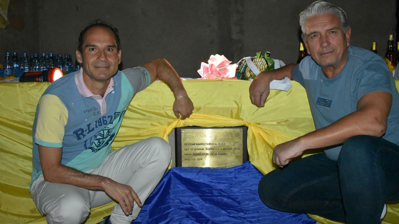 César Ramírez y Francisco Gómez con la placa que reconoce el apoyo de Bisturí Solidario.