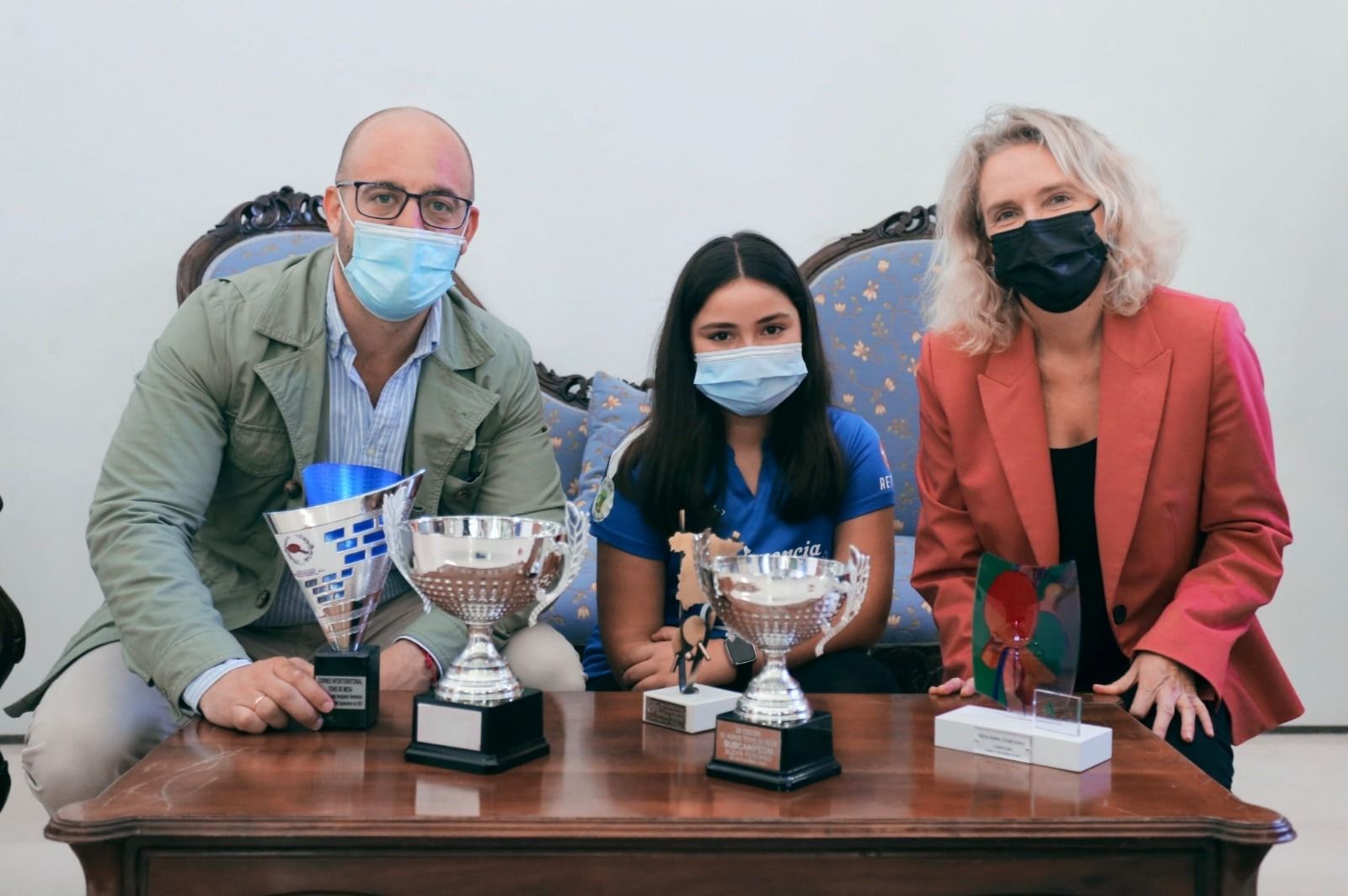 Alba Sánchez, con sus trofeos junto al alcalde y la concejala de Deportes.