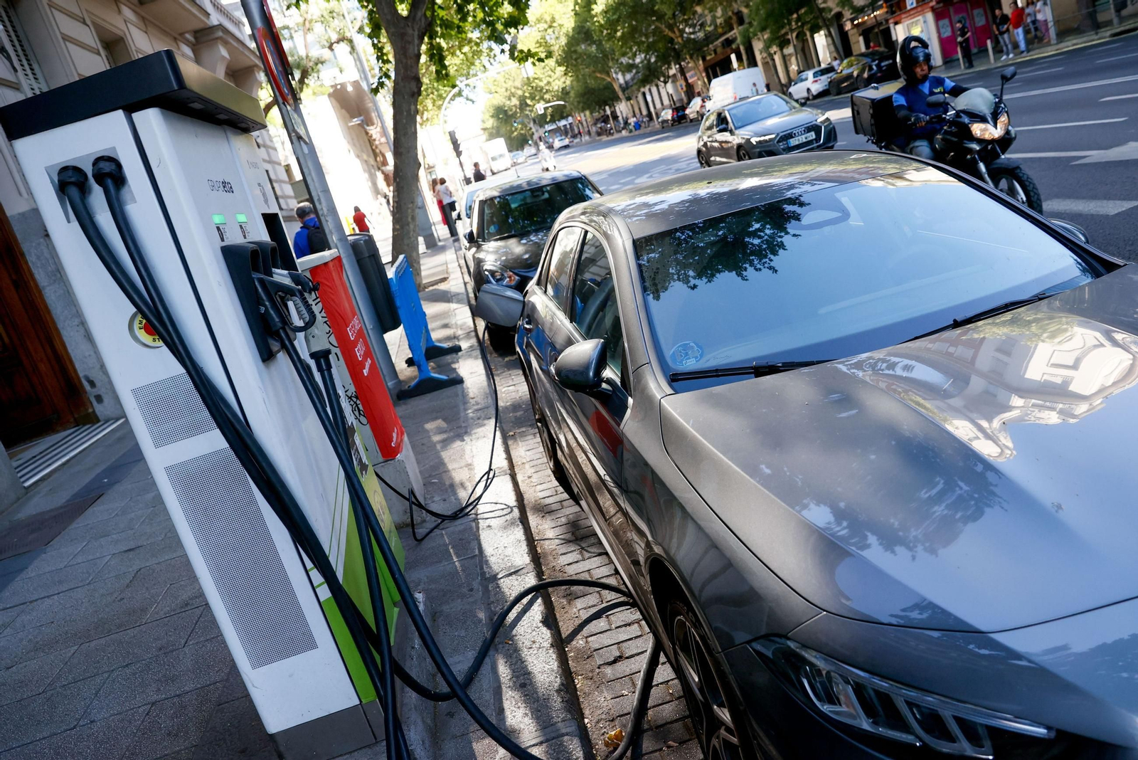Recarga de un coche eléctrico Recarga de un coche eléctrico