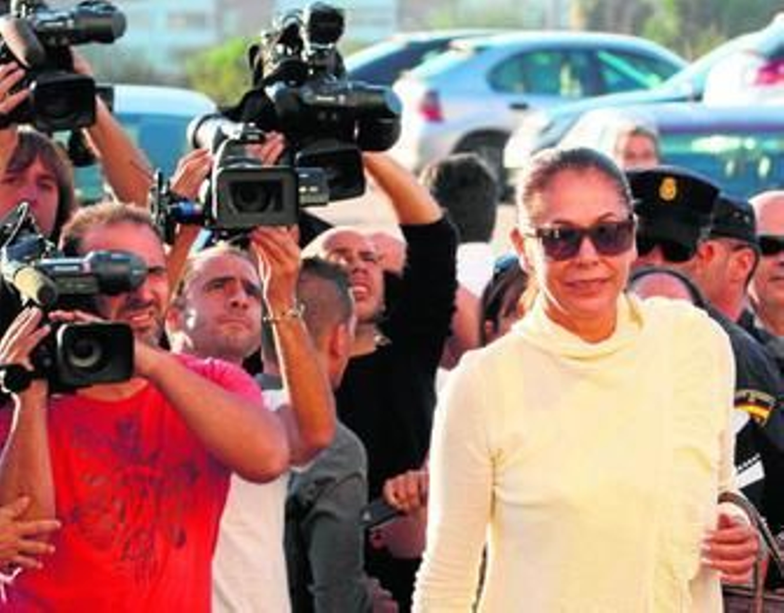 Isabel Pantoja llega a una de las sesiones del juicio contra ella, su ex pareja Julián Muñoz, y la ex esposa de éste, Maite Zaldívar, en 2012.