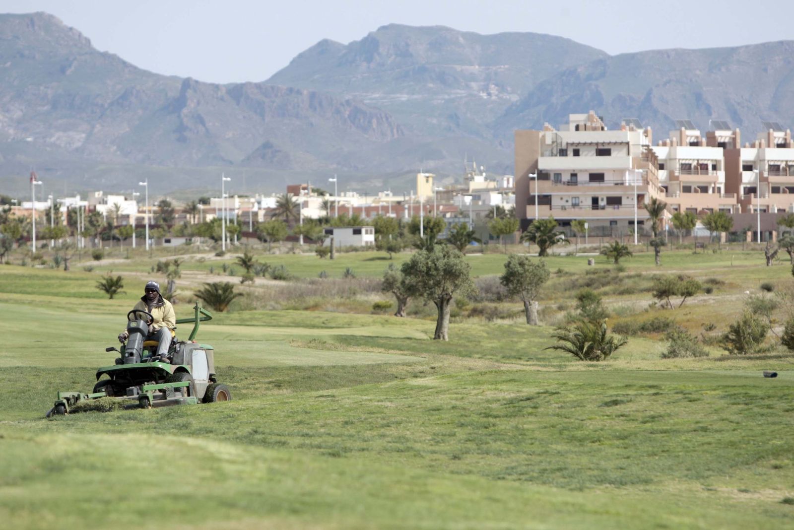 Labores de mantenimiento del césped del campo municipal Alborán Golf.
