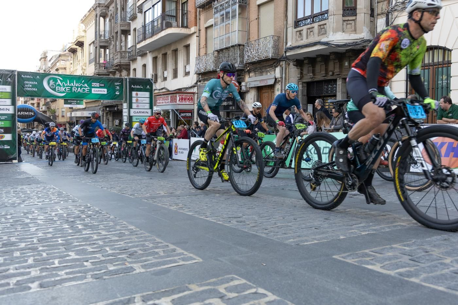 En imágenes: la Andalucía Bike Race dice adiós a Jaén con una etapa marcada por Jabalcuz
