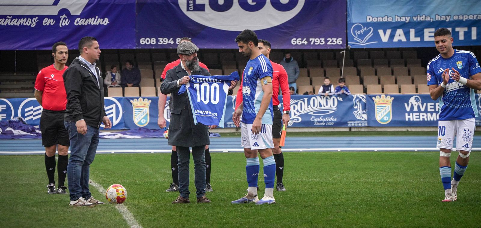 Adri Rodríguez, recibiendo el reconocimiento antes del partido.