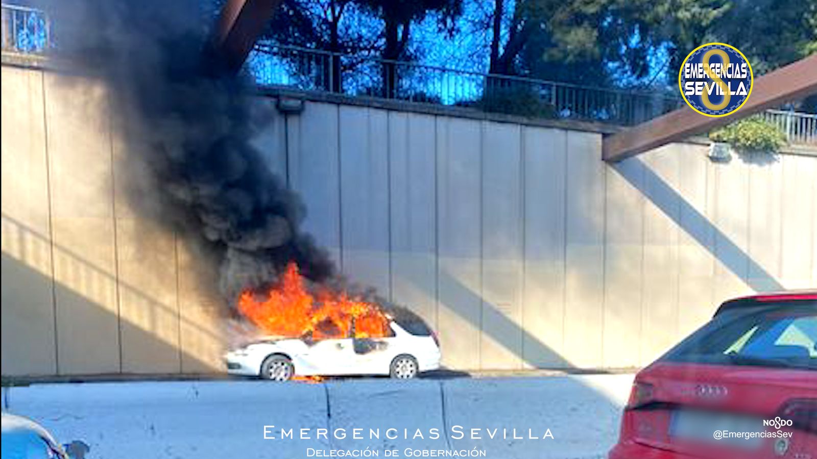 Arde un vehículo en un paso inferior en la Ronda Urbana Norte