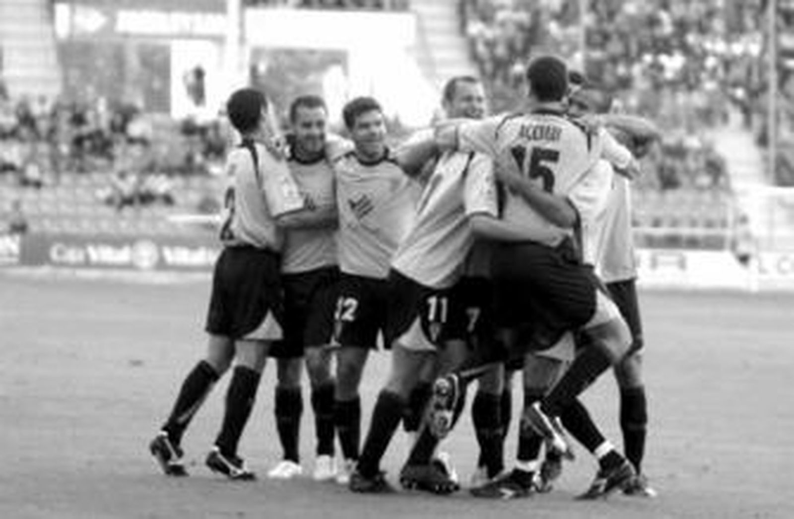Los jugadores del Córdoba se abrazan tras conseguir uno de los dos goles que le marcaron al Alavés en Mendizorroza.