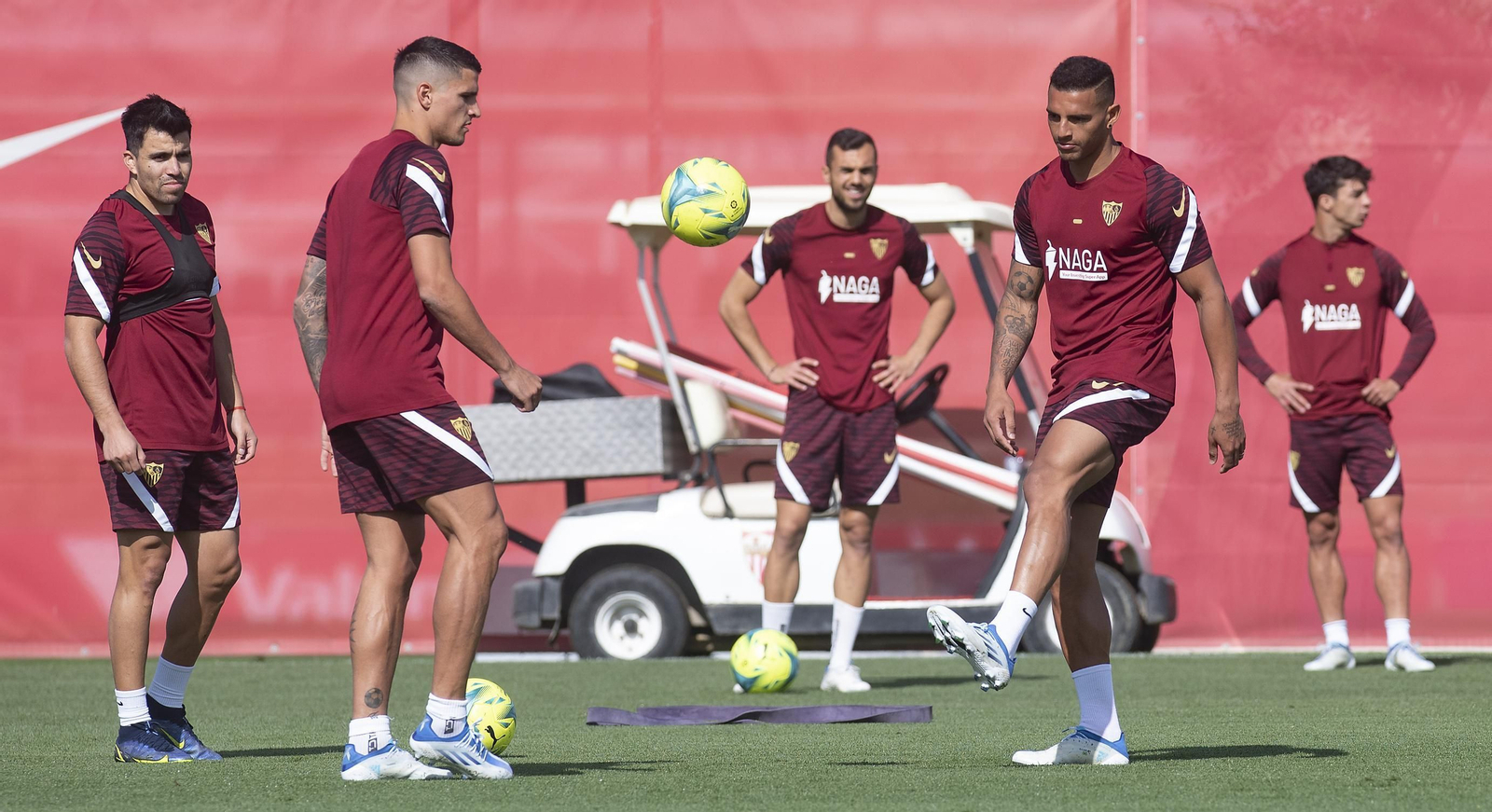Lamela y Diego Carlos pelotean ante Acuña, Joan Jordán y Óliver Torres.