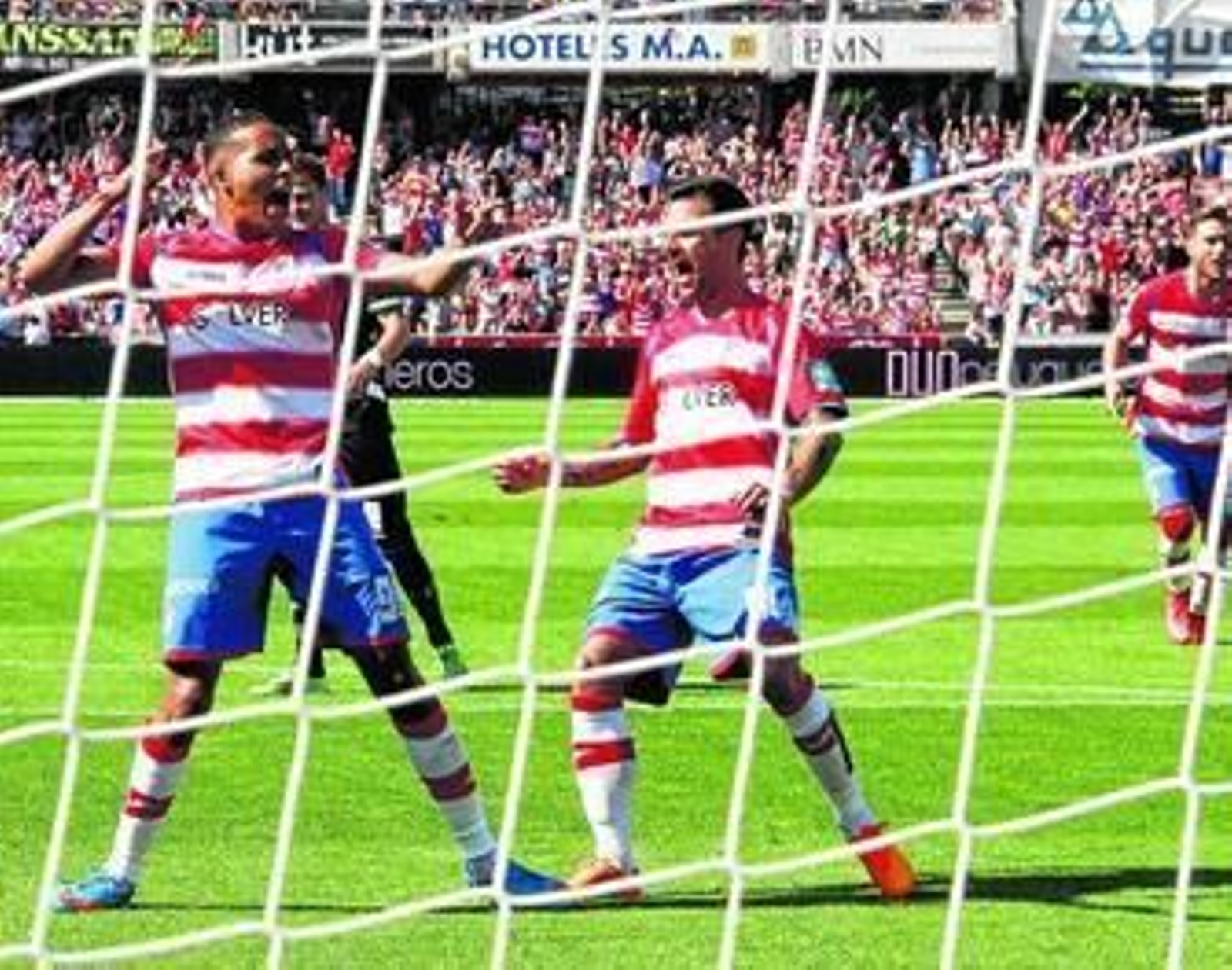 El Arabi celebra el 2-0 en Granada, con Pantic y su sonrisa cómplice detrás.