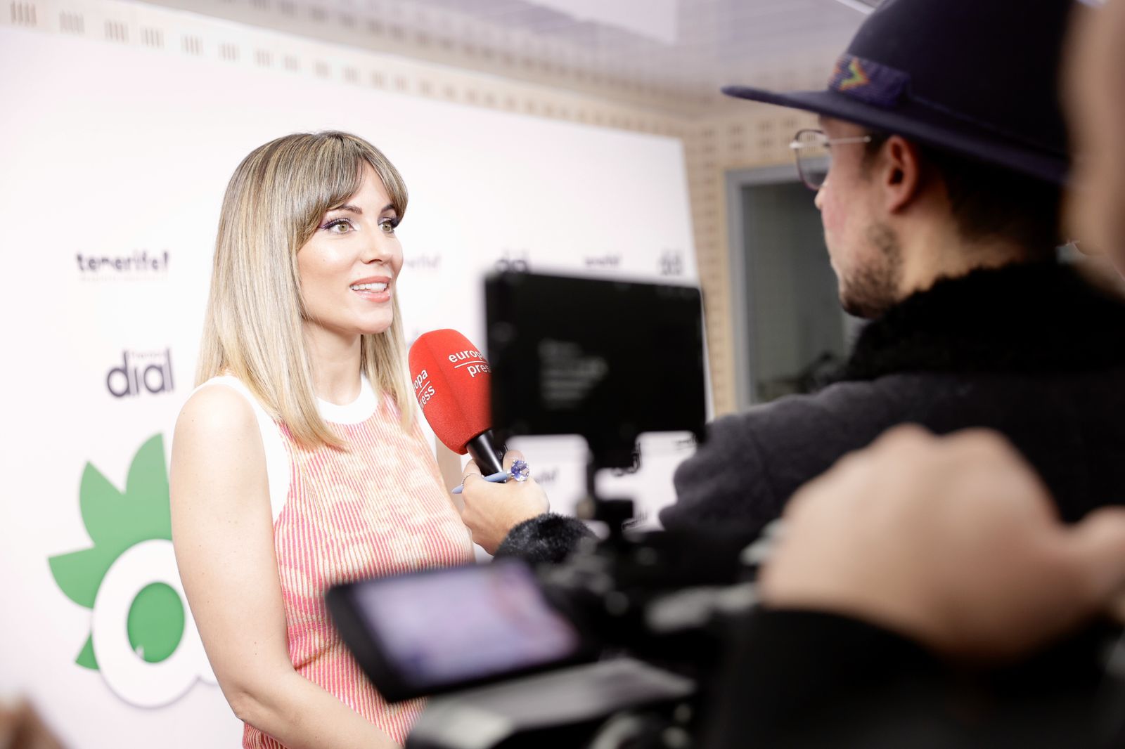 Edurne atiende a los medios