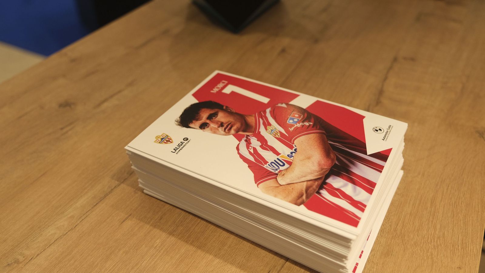 Jon Mocillo y Miguel de la Fuente firman autógrafos en Automotor Costa BMW