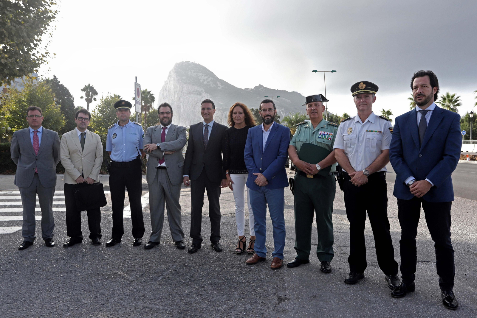 Los participantes en el desayuno informativo posan en La Línea, con Gibraltar al fondo.