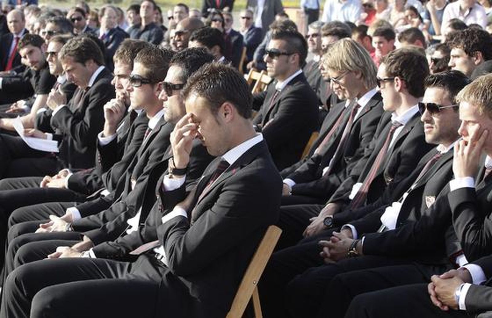 Compañeros de equipo del joven futbolista durante el acto.

Foto: Antonio Pizarro